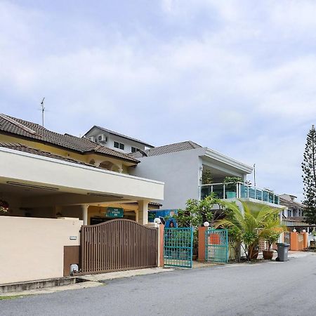 Oyo Home 90229, 3 Little Birds Homestay 4Bhk Malacca Bagian luar foto